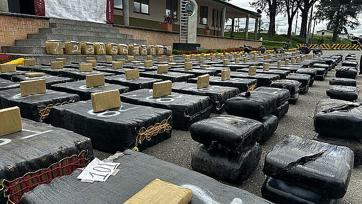 Fotografía cedida por la oficina de prensa del Ejército de Colombia de varios paquetes de marihuana incautados en Silvia (Colombia). 