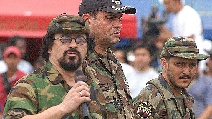 El maximo líder de las Autodefensas, Salvatore Mancuso (c), acompañado de Ernesto Baez (i) responsable político de las autodefensas y Hernan Hernández (d)