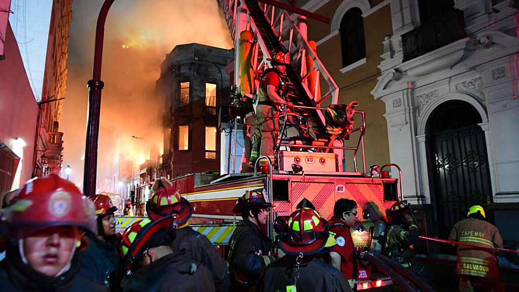 Más de 100 bomberos trabajaron para contener el incendio en centro histórico de Lima