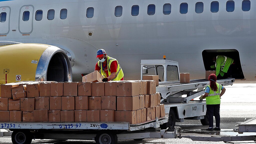 Trabajadores del aeropuerto internacional José Martí de La Habana realizan la descarga de un donativo 