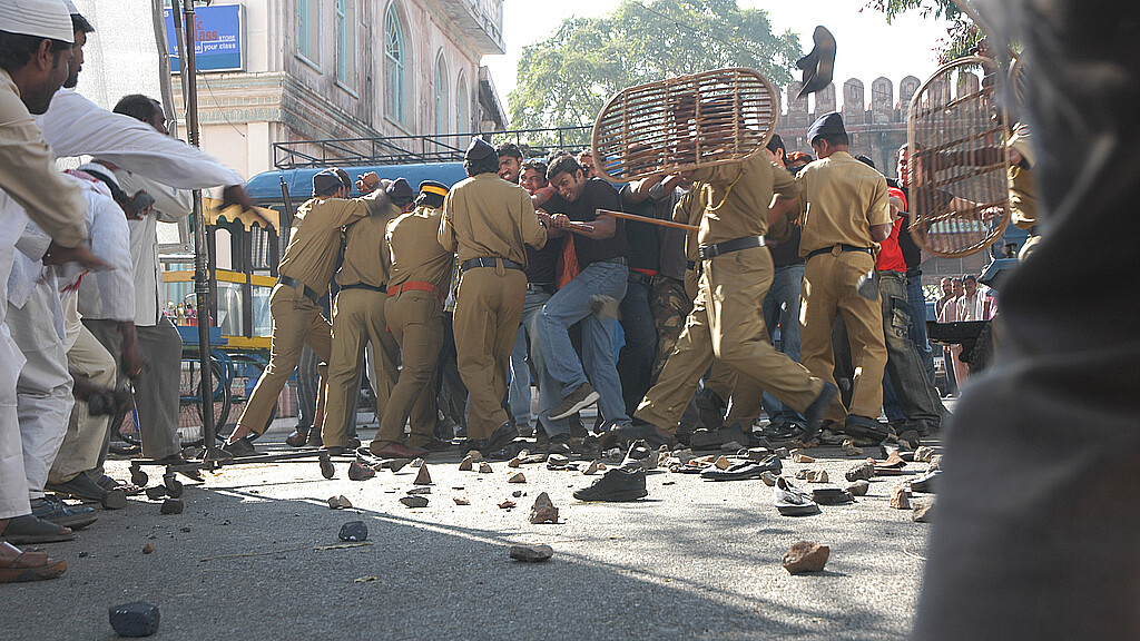 Agentes de la policía antidisturbios india