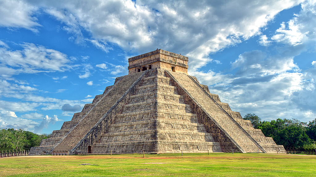 Mayan pyramid of Kukulcan El Castillo in Chichen Itza, Mexico