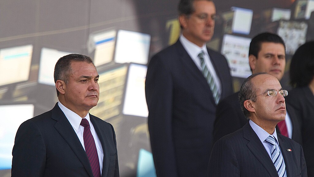Ciudad de México, México, 10 de marzo de 2013. Jefe de la Secretaría de Seguridad Pública (izq.) y el presidente mexicano Felipe Calderón (derecha)