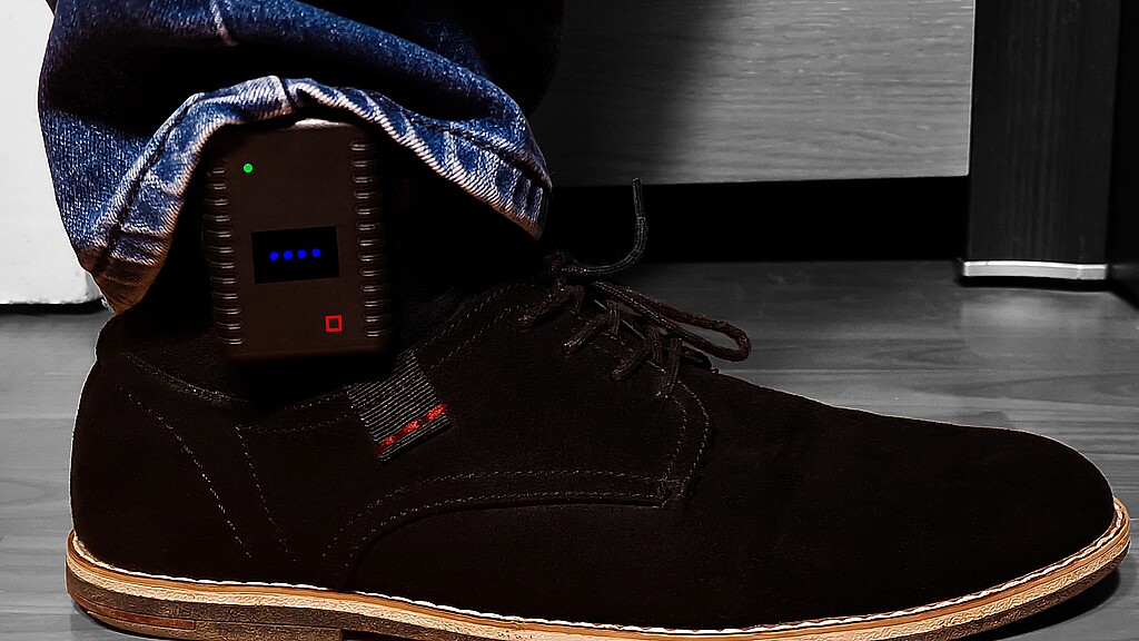 Buscan a sospechoso de asesinato que escapó tras de cortarse el monitor electrónico del tobillo