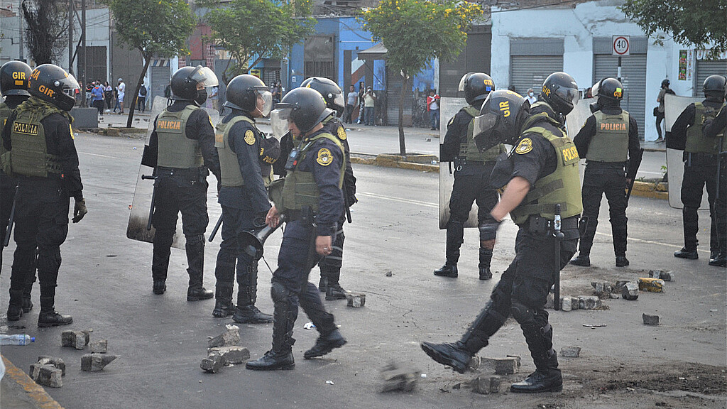 Policías quitan piedras de la calle tras protestas en Lima
