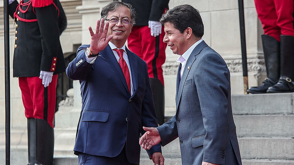 El expresidente de Perú, Pedro Castillo (d), y el presidente de Colombia, Gustavo Petro