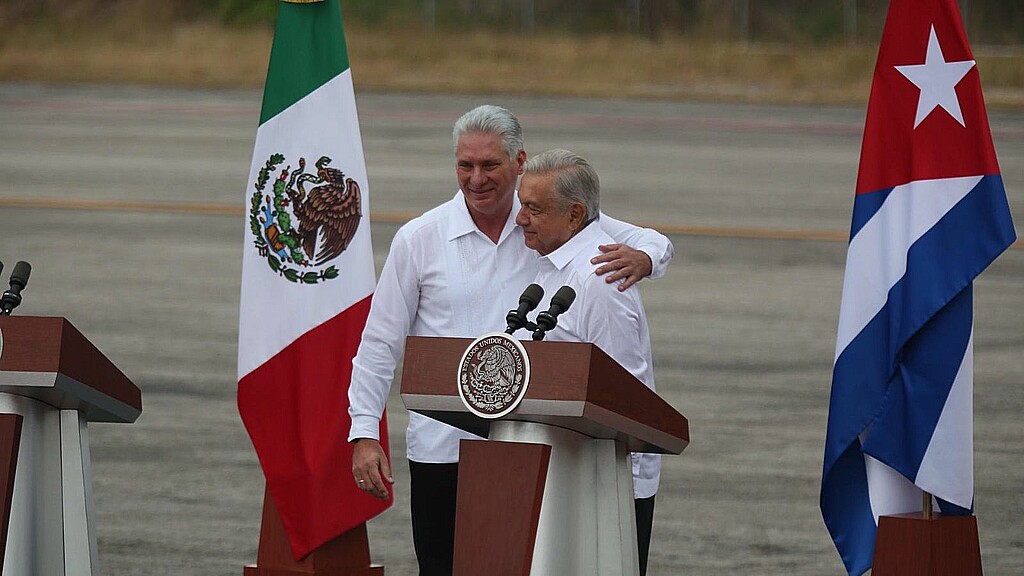 El presidente de México, Andrés Manuel López Obrador (d), abraza al presidente de Cuba, Miguel Díaz-Canel (i), durante una ceremonia de bienvenida en Campeche (México).