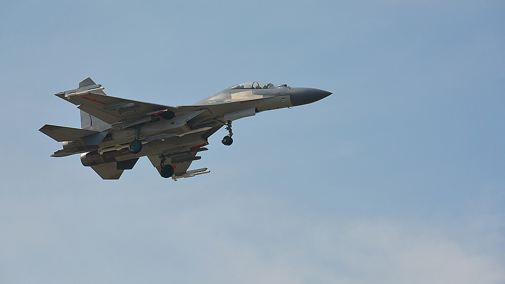 Avión de combate chino Shenyang-J11 bimotor aterrizando en la base aérea de Jiaxing