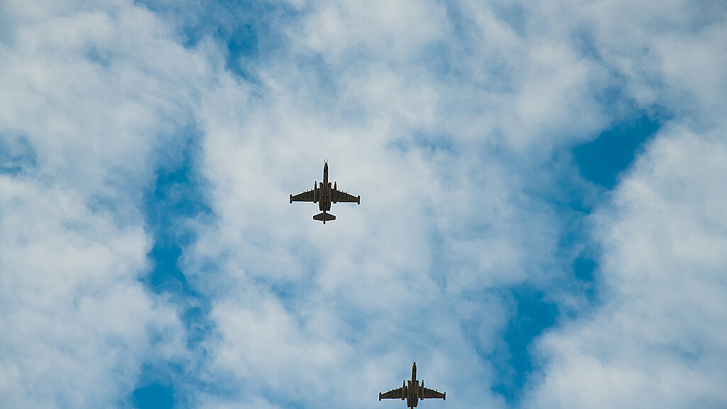 Aviones de combate contra el fondo del cielo azul