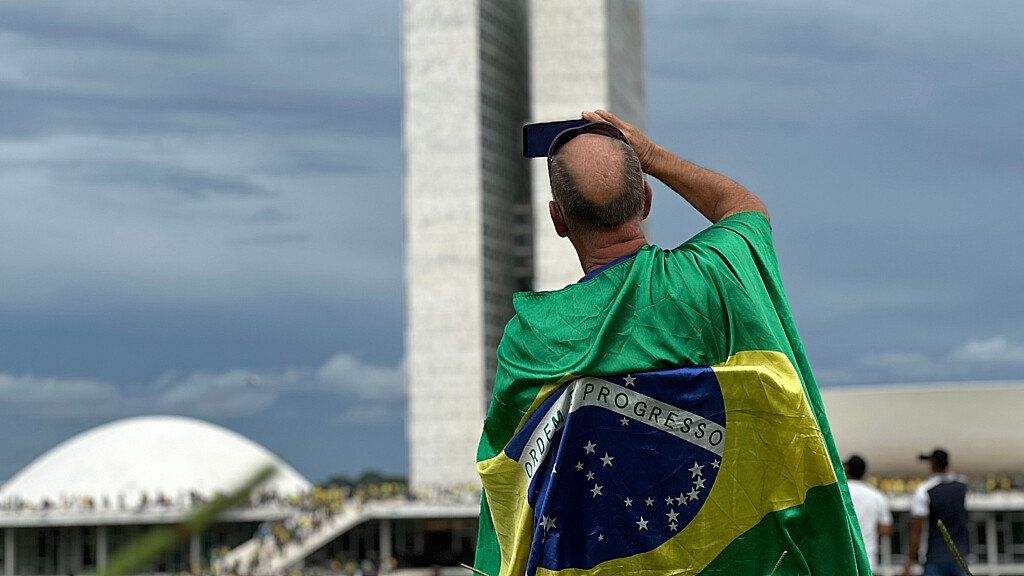 Manifestante grabando la invasión del Congreso Nacional de Brasil