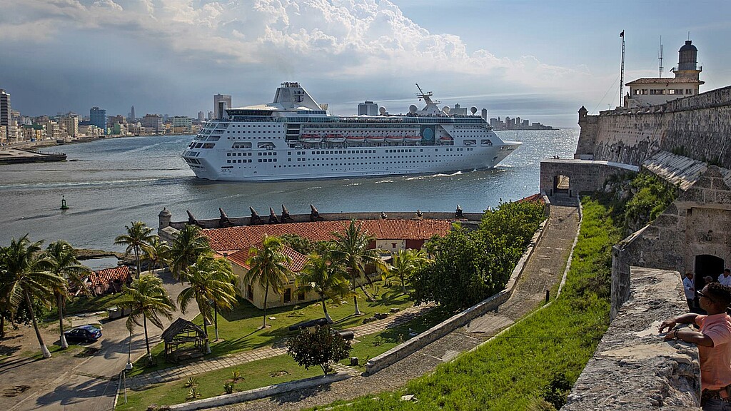 Vista del Empress of the Seas, de Royal Caribbean, el último crucero estadounidense en visitar La (2019)