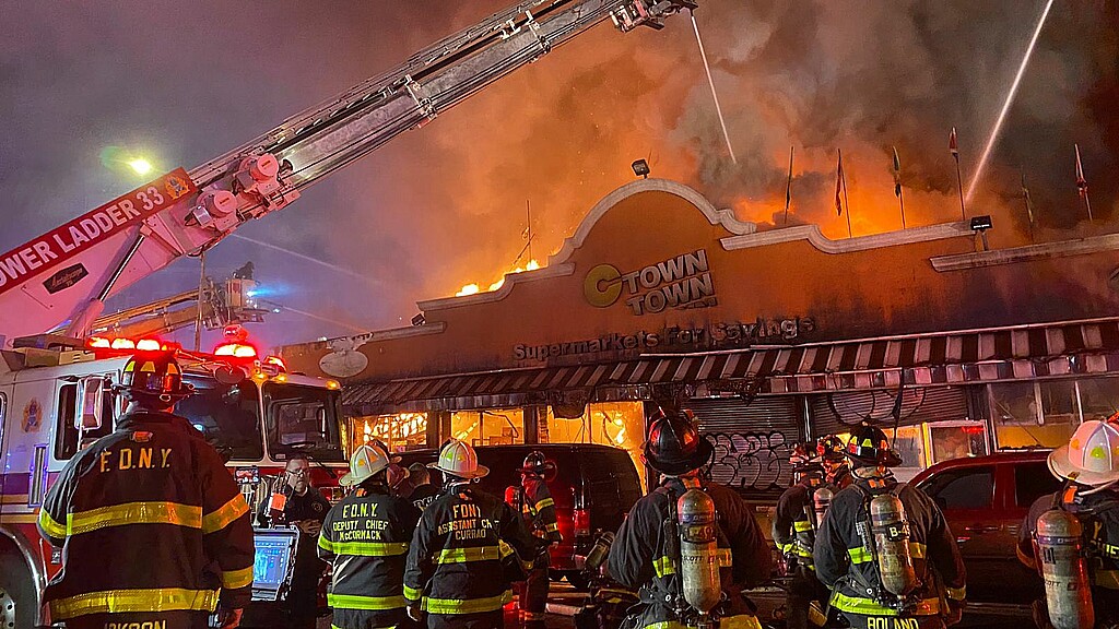 Las llamas se extendieron por toda la estructura del supermercado CTown, pero afortunadamente los bomberos llegaron en menos de cuatro minutos