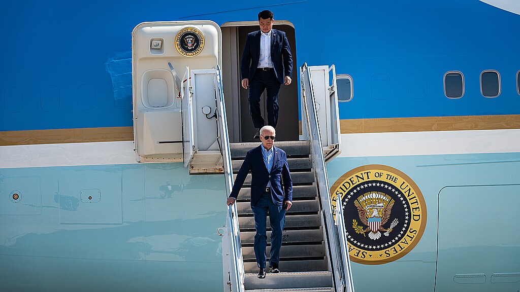 El Presidente Joe Biden desciende la escalerilla del Air Force One