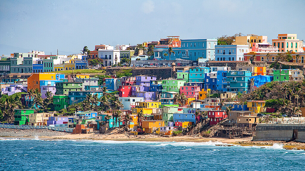 Coloridas casas bordean la ladera de la colina con vistas a la playa en San Juan, Puerto Rico
