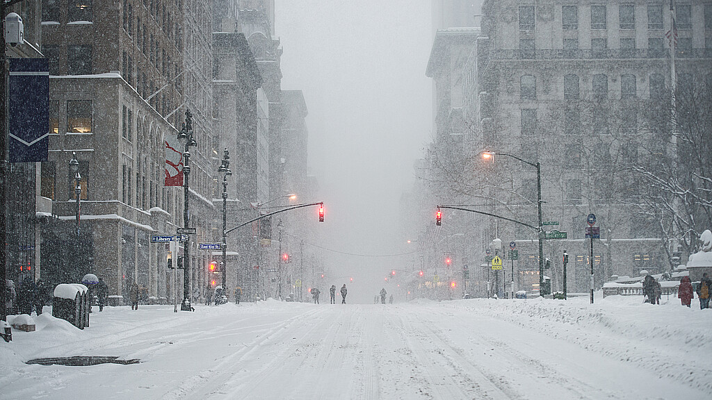 Manhattan Midtown calle bajo la nieve durante la tormenta de nieve