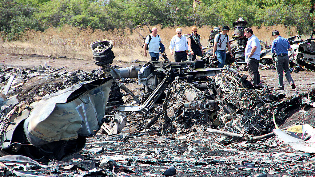 Inspectores visitan el lugar donde se estrelló el Boeing-777 de Malaysia Airlines, vuelo MH17, cerca de la localidad de Hrabovo.