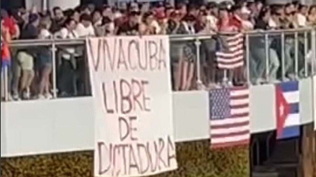 Cubanos protestaron con carteles en ele stadio