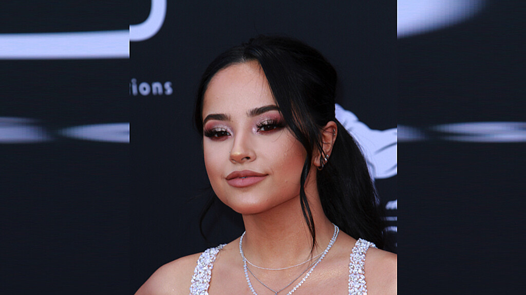 Becky G dice que hay que "excluir a la gente negativa" de la vida