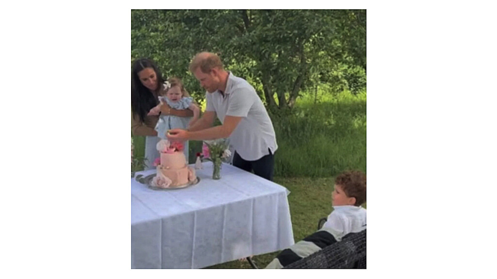 El duque y la duquesa de Sussex celebraron el bautizo de su hija de 21 meses el pasado viernes en una pequeña e íntima ceremonia en su casa de Montecito, California.