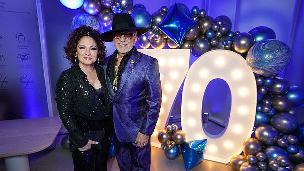 El renombrado productor Emilio Estefan y su esposa Gloria Estefan durante la fiesta de celebración de sus 70 años en la discoteca Superblue de Miami