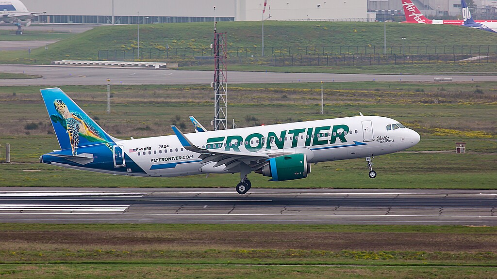 Mujer expulsada de vuelo en Miami intentó morder a los policías y fue detenida