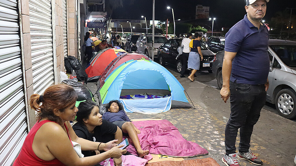 Migrantes ecuatorianos esperan para solucionar su situación y poder avanzar TAPACHULA (MÉXICO), 16/02/2023
