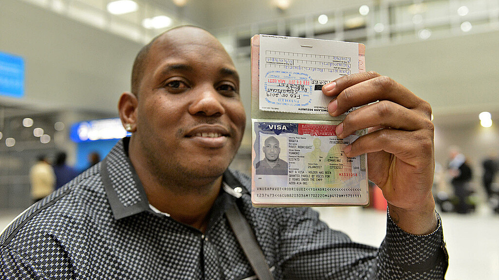 Fotografía de archivo de una persona que muestra su visa estadounidense.