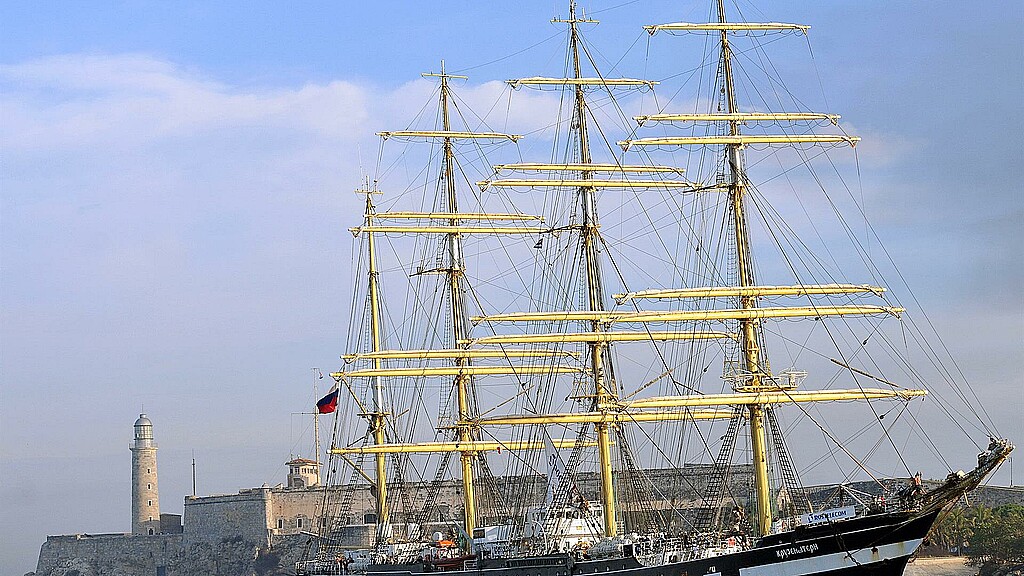 El buque escuela ruso ''Kruzenshtern'', embarcación insignia de la Armada rusa, el 9 de abril de 2010, en La Habana.