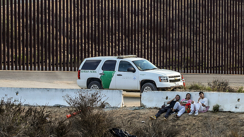 Policías estadounidenses realizan rondas de vigilancia en los limites de la ciudad de Tijuana, en Baja California (México).