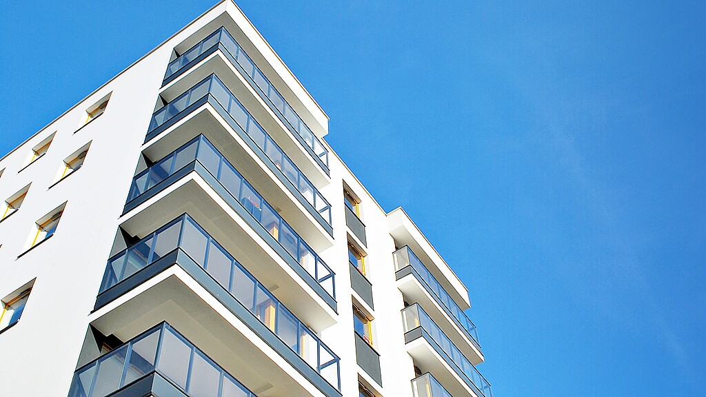 Hombre es acusado de empujar a una mujer desde el cuarto piso de un edificio de apartamentos