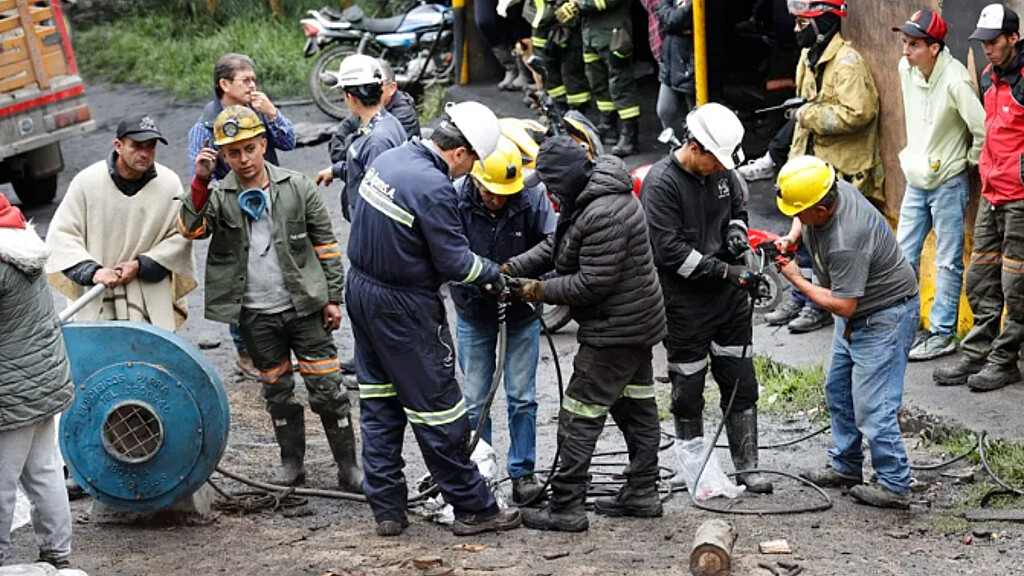 Decenas de personas ayudan en las labores de rescate de once mineros atrapados en un socavón de carbón en Sutatausa (Colombia)