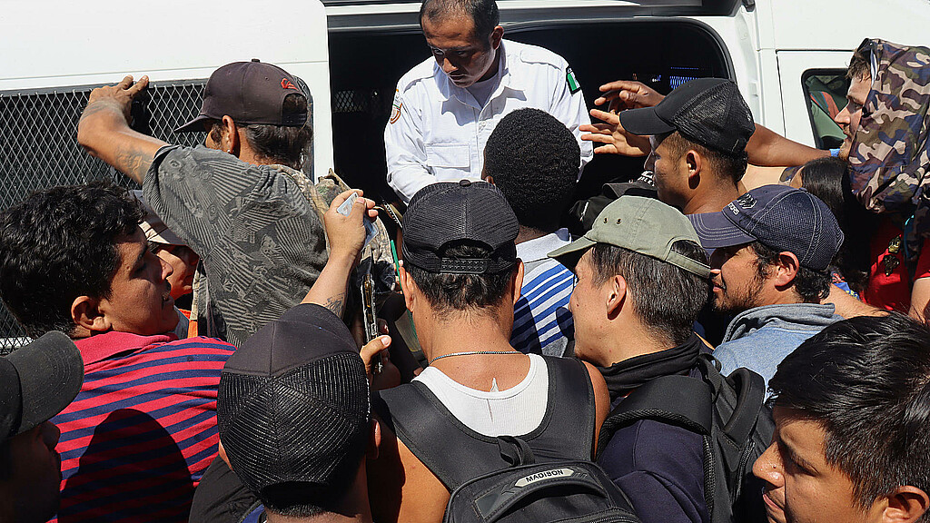 Autoridades mexicanas hallaron a un grupo de 93 migrantes, originarios de India, Guatemala, El Salvador, Honduras y Ecuador, en el municipio de Juárez, Nuevo León