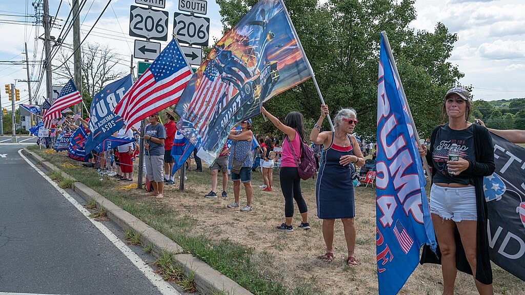 Simpatizantes de Trump se congregan en Mar-a-Lago