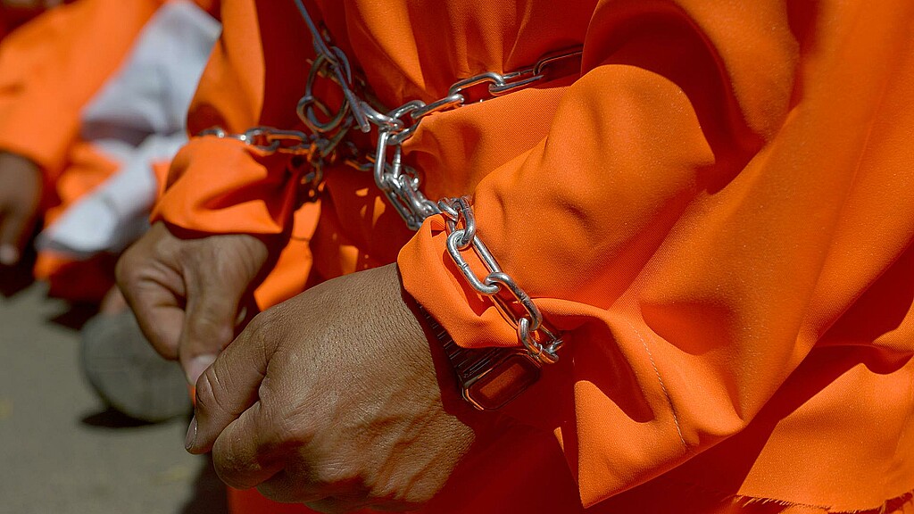 Prisionero de cárcel con las manos encadenadas