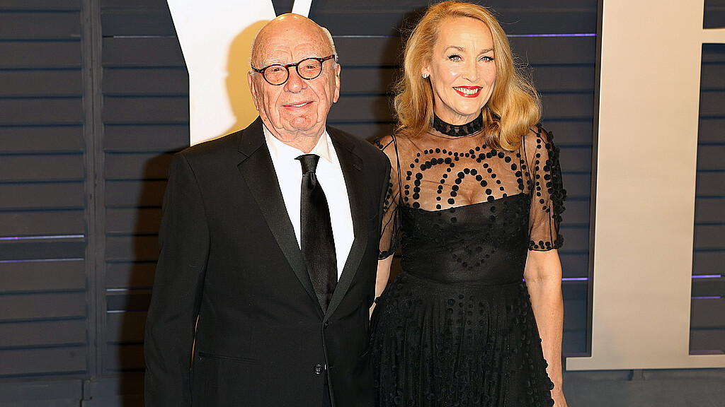 Murdoch, de 92 años, conoció a su prometida, de 66, en septiembre pasado, a solo un mes de haber finalizado su divorcio de la supermodelo Jerry Hall, de 66, en agosto.