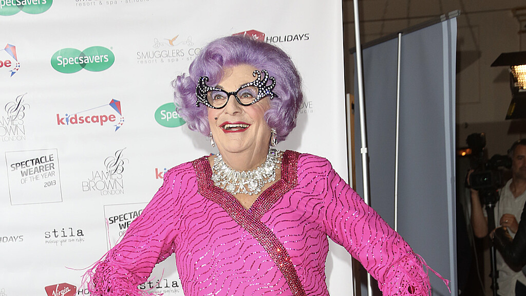 Muere el comediante australiano Barry Humphries, mejor conocido por su alter ego Dame Edna Everage