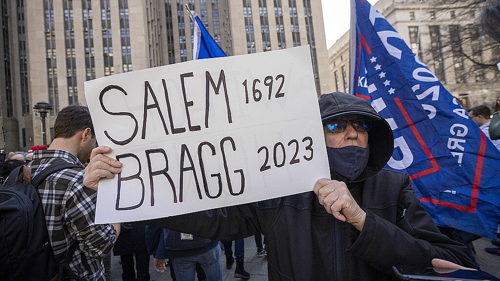 Partidarios de Trump protestan contra el fiscal de distrito de Manhattan, Alvin Bragg, en New York City, EE. UU.
