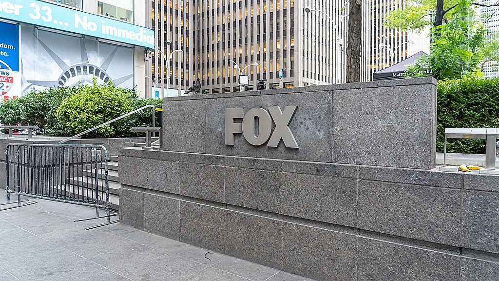Logotipo de Fox News en el exterior de la sede de la cadena en Nueva York, el 18 de agosto de 2022