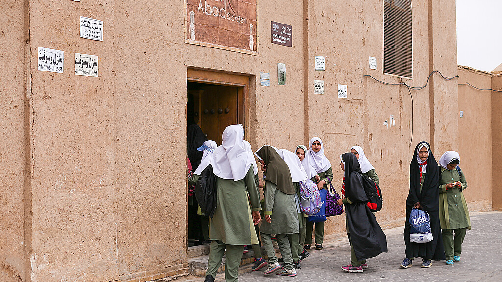 Un grupo de niñas musulmanas iraníes en la entrada de un colegio