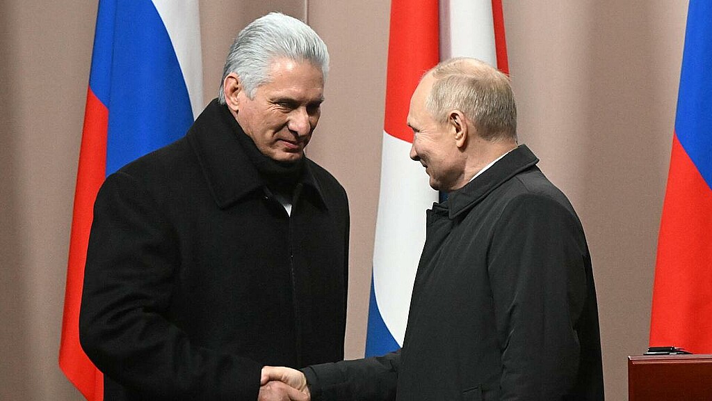 Presidente de Rusia Vladimir Putin )izq) y el gobernante cubano Miguel Díaz-Canel (d)