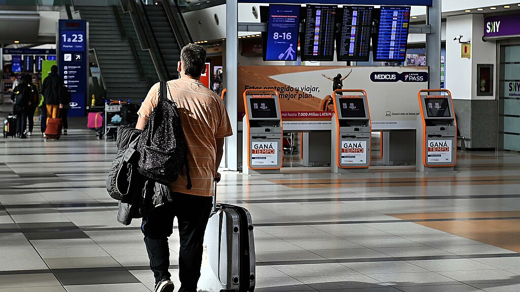 Un joven camina con su maleta en el Aeropuerto Internacional Ezeiza en Buenos Aires (Argentina).