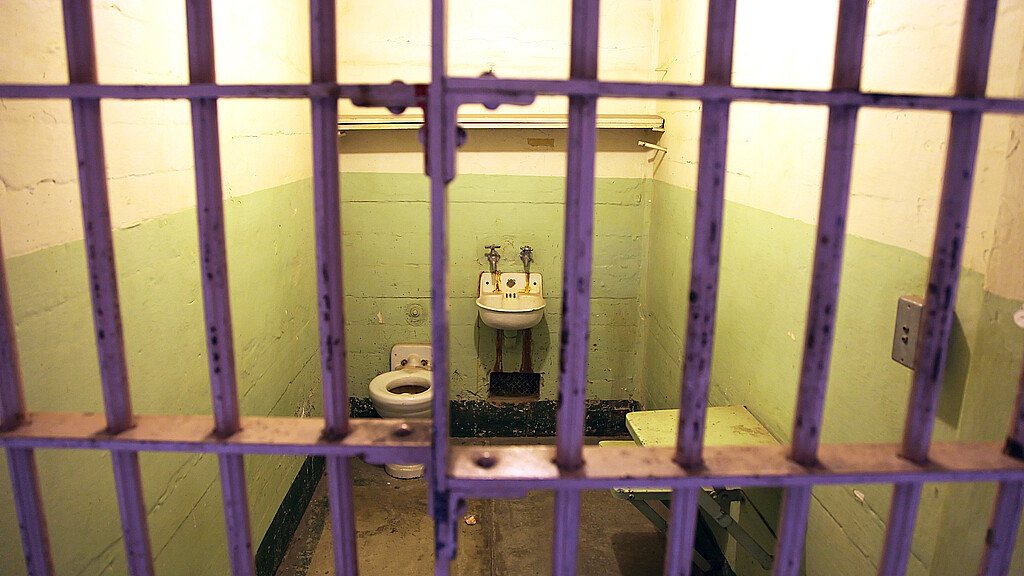 Hombre con trastorno mental muere "comido por los insectos" en una cárcel infestada de chinches