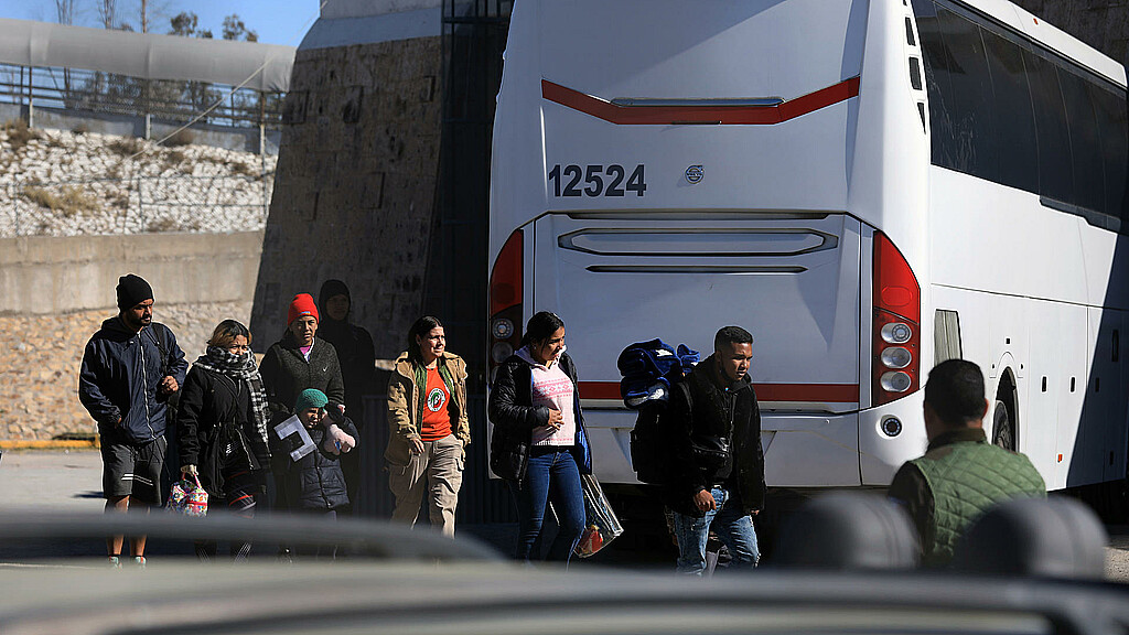 Detuvieron a 2 personas y aseguraron varios vehículos con reporte de robo, y armas de diverso calibre