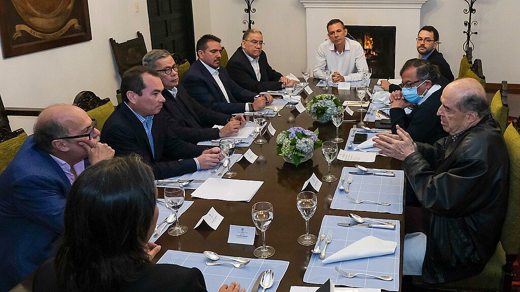 Gustavo Petro junto al Canciller de Colombia Álvaro Leyva, durante su reunión con líderes de la oposición venezolana