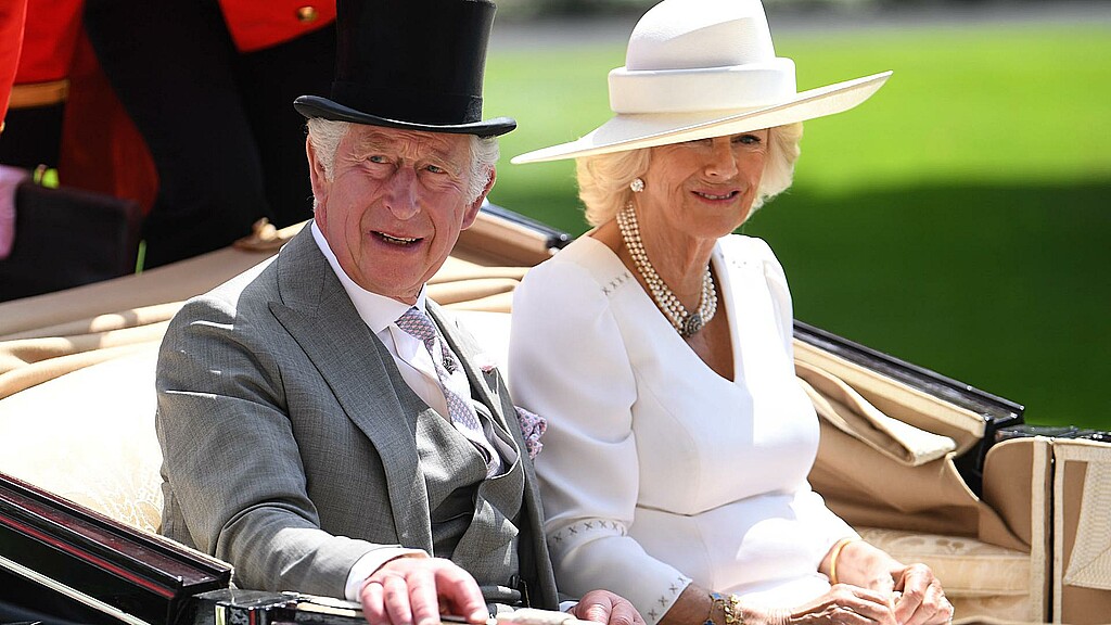 El rey Carlos III del Reino Unido (i), junto a su esposa, Camila, en una fotografía de archivo. 