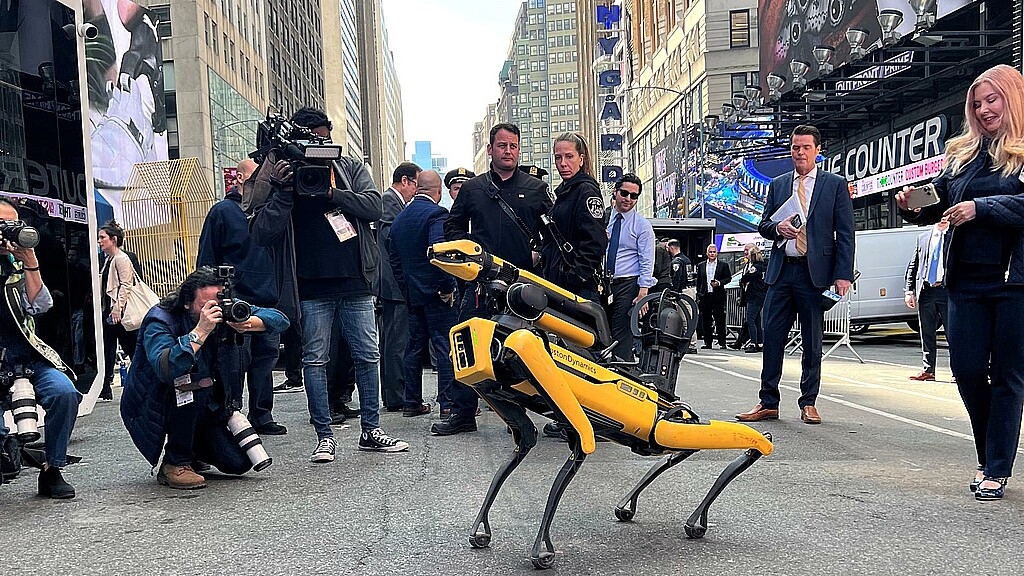 Un grupo de fotógrafos retratan al robot Digidog durante una conferencia de prensa para presentar nueva tecnología policial celebrada hoy en Times Square, Nueva York.