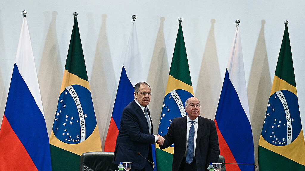 El ministro de Relaciones Exteriores de Rusia, Serguéi Lavrov, posa junto a su similar brasileño, Mauro Vieira (d)
