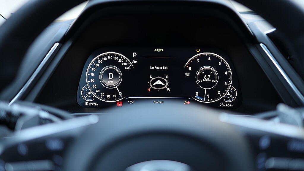 Coche con velocímetro, cuentakilómetros y brújula