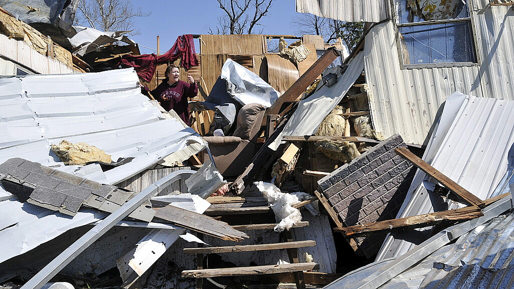 Tormenta "destructiva" con tornados deja varios muertos en el centro de EEUU