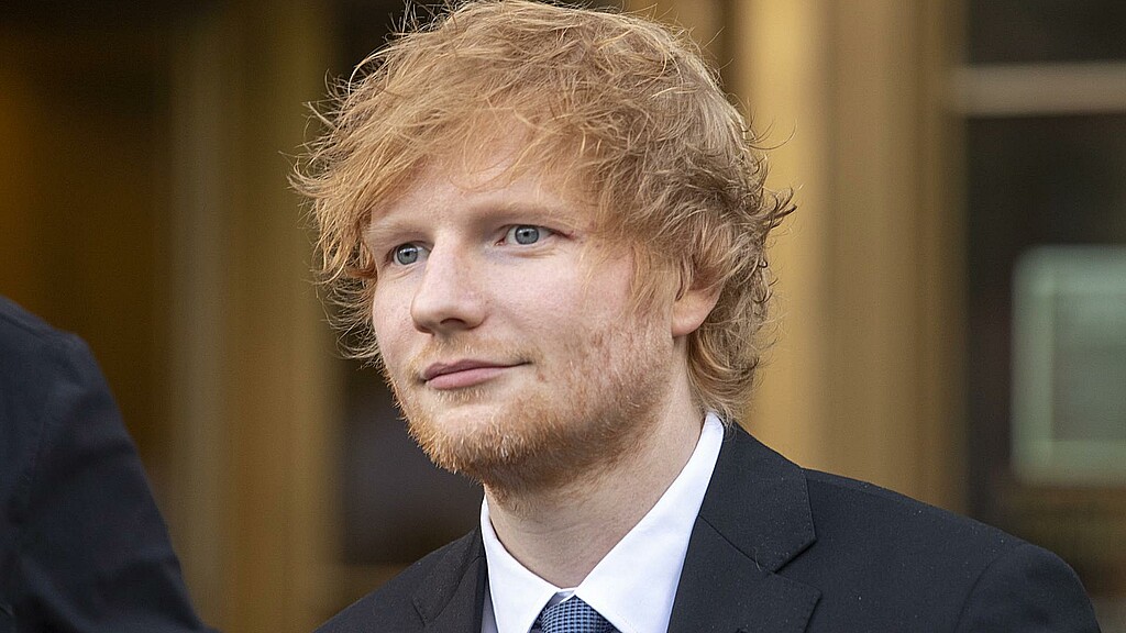 Ed Sheeran es grabado mientras canta subido sobre un vehículo en Nueva York